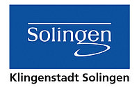 Das Logo der Stadt Solingen in weiß auf blauem Hintergrund. Das Logo besteht aus dem Schriftzug "Solingen", wobei das g nach unten weit ausholt, über dem Schriftzug ist eine dünne Linie.