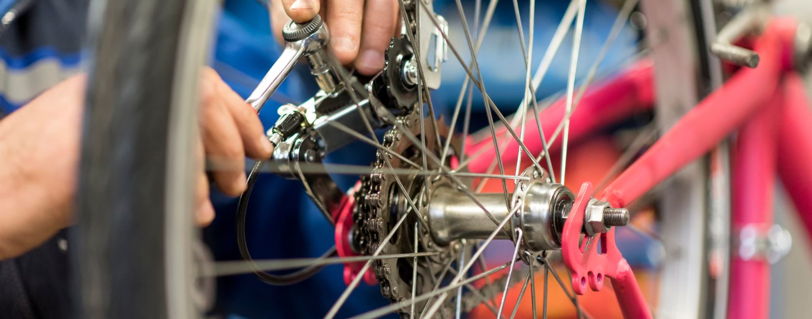Ein Fahrrad wird repariert
